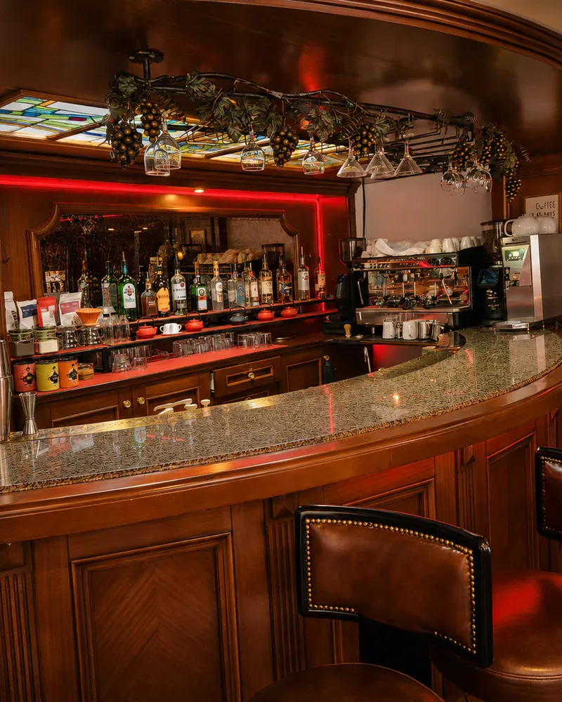 SesPresso Taksim’in ahşap barı