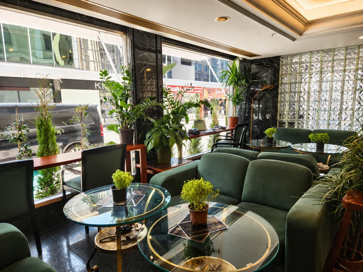 SesPresso Taksim’in gün ışığı alan yeşil koltuklu salonu